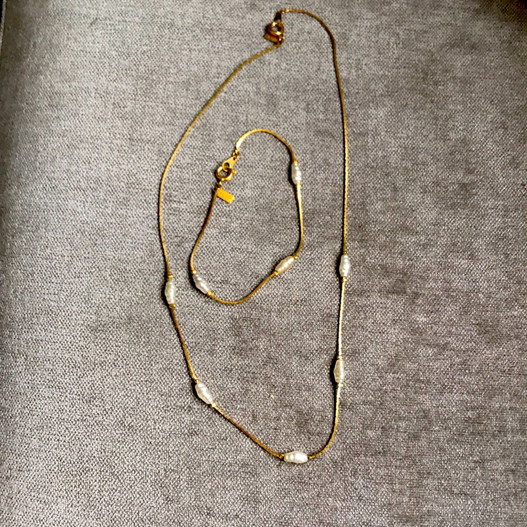 Freshwater Pearl Necklace And Bracelet 12$